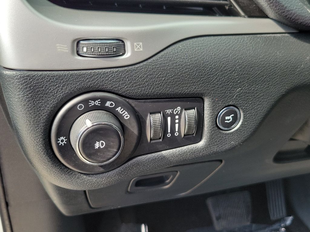 Thumbnail: 2015 Jeep Cherokee - 24