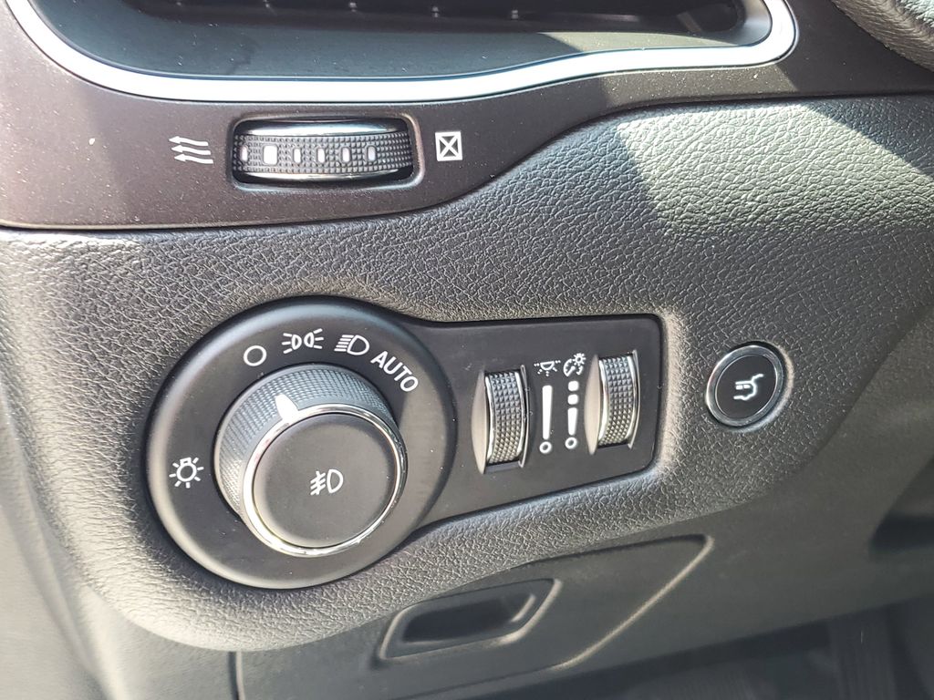 Thumbnail: 2020 Jeep Cherokee - 24