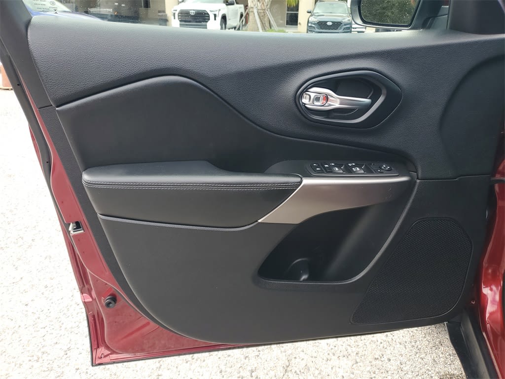 Thumbnail: 2019 Jeep Cherokee - 21