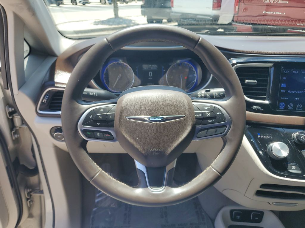 Thumbnail: 2017 Chrysler Pacifica - 10
