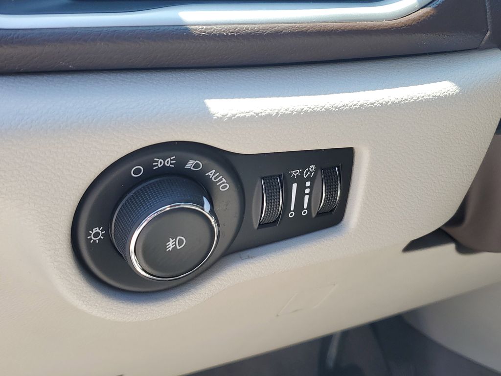 Thumbnail: 2017 Chrysler Pacifica - 23