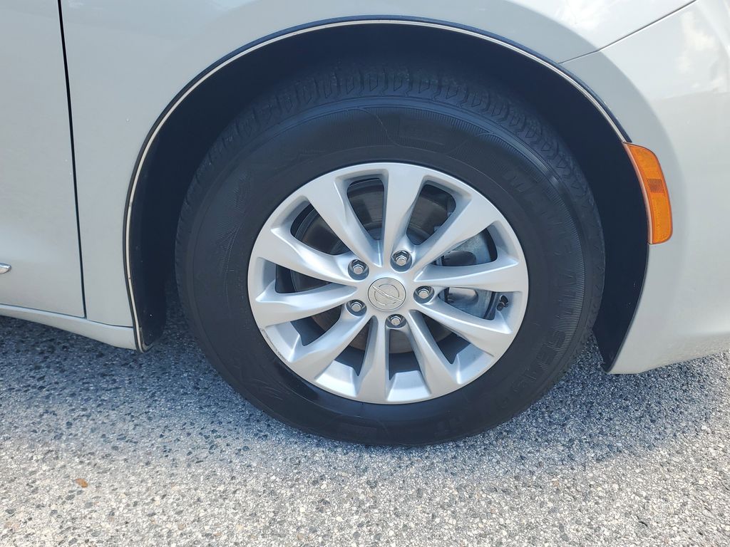 Thumbnail: 2017 Chrysler Pacifica - 5