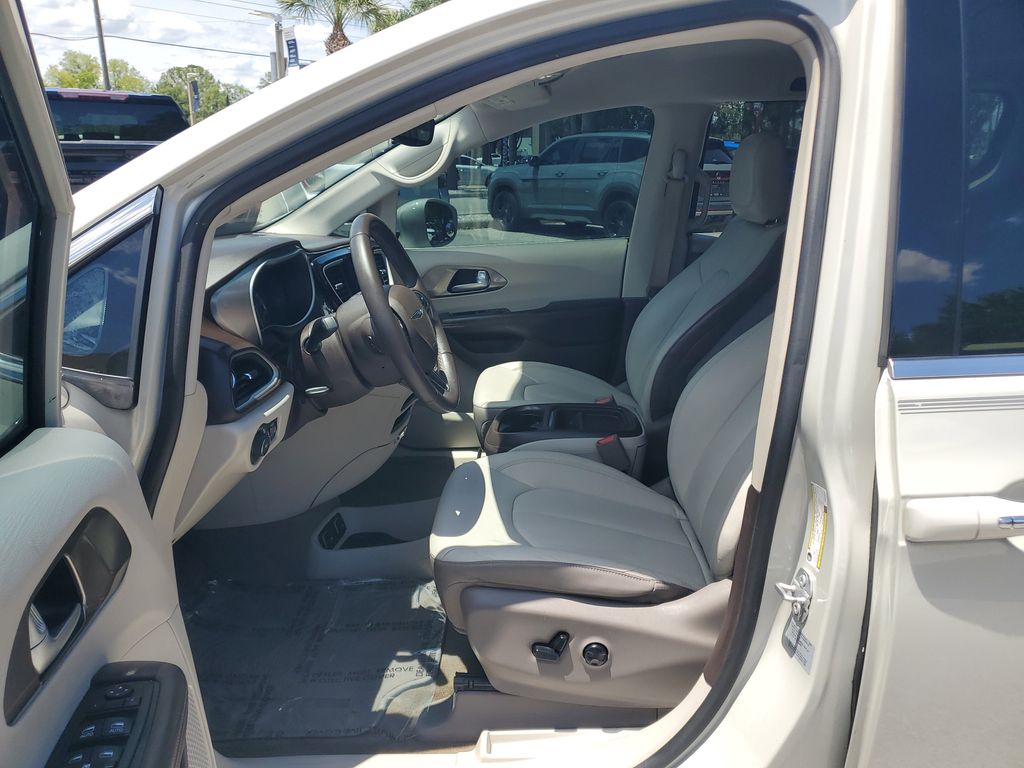 Thumbnail: 2017 Chrysler Pacifica - 7