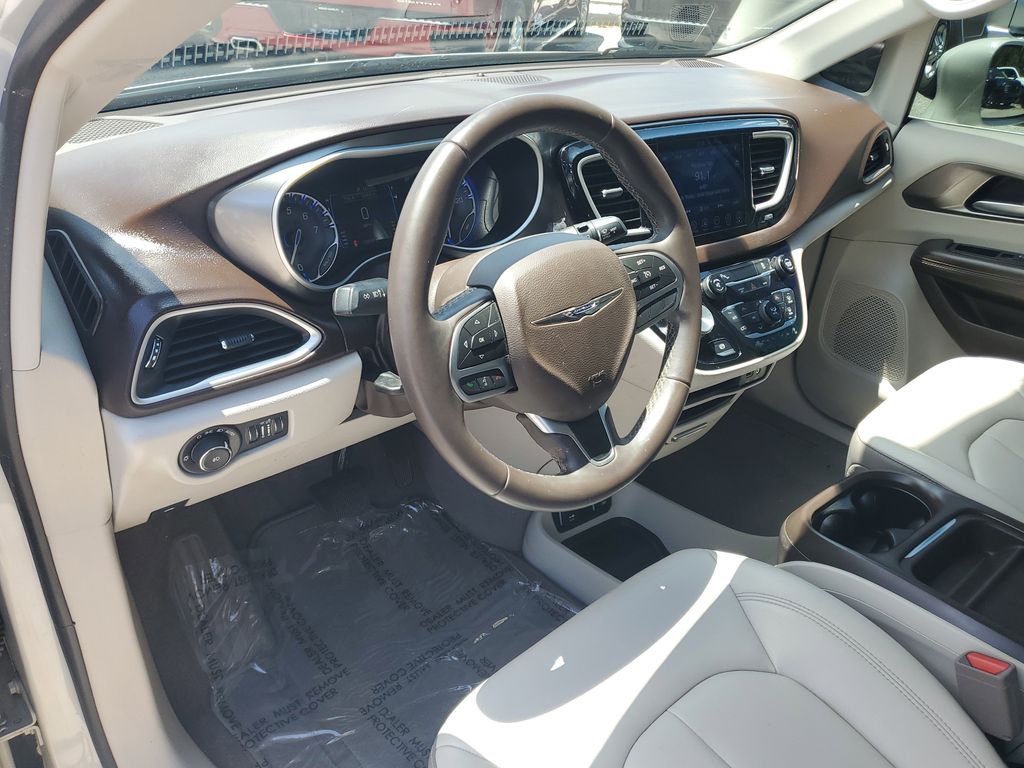 Thumbnail: 2017 Chrysler Pacifica - 9
