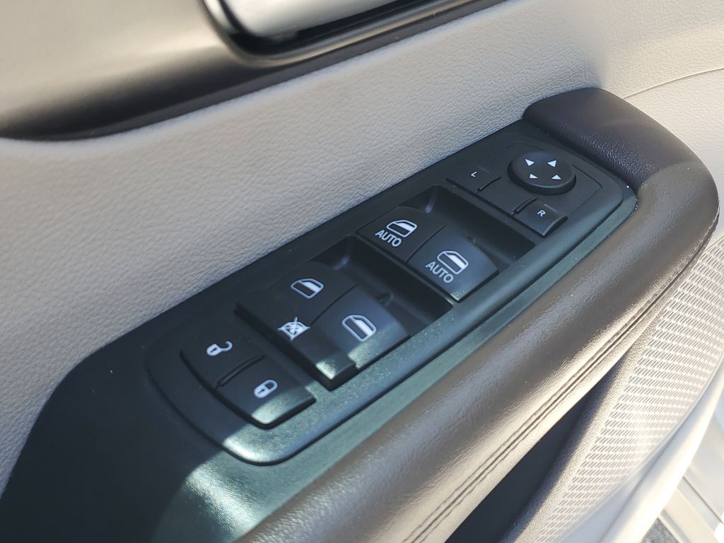 Thumbnail: 2017 Chrysler Pacifica - 21