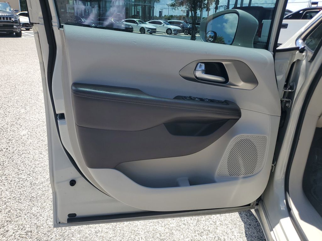 Thumbnail: 2017 Chrysler Pacifica - 20