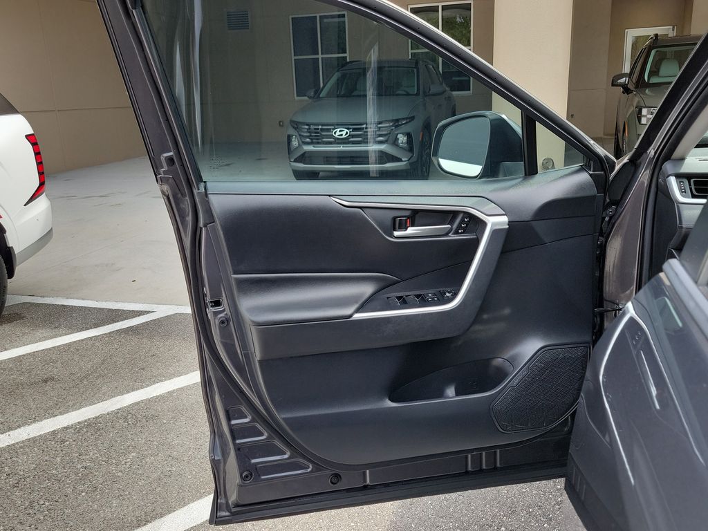 Thumbnail: 2019 Toyota RAV4 - 21