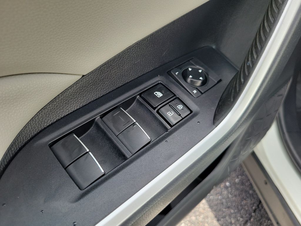 Thumbnail: 2021 Toyota RAV4 - 23