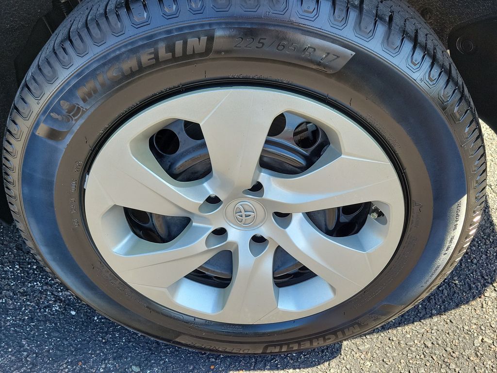 Thumbnail: 2019 Toyota RAV4 - 6