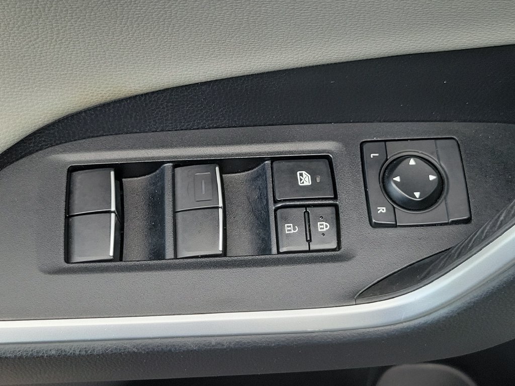 Thumbnail: 2019 Toyota RAV4 - 31