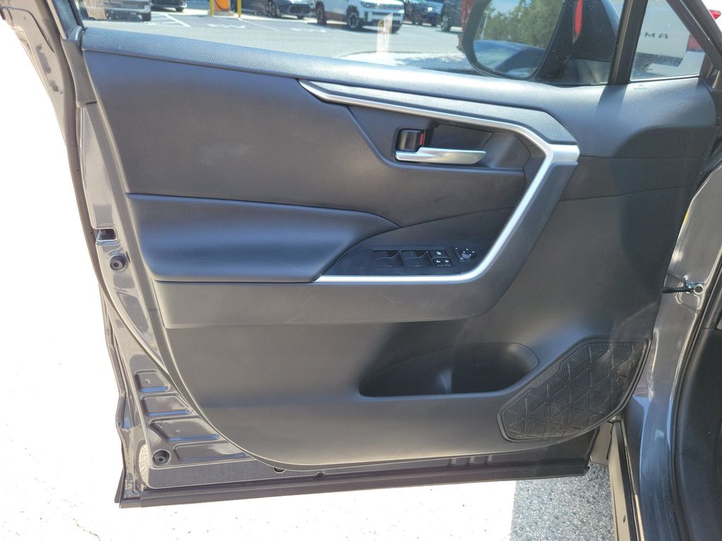 Thumbnail: 2021 Toyota RAV4 - 21