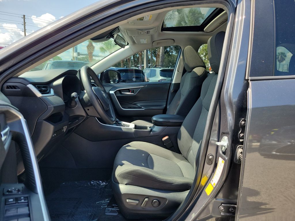 Thumbnail: 2021 Toyota RAV4 - 25