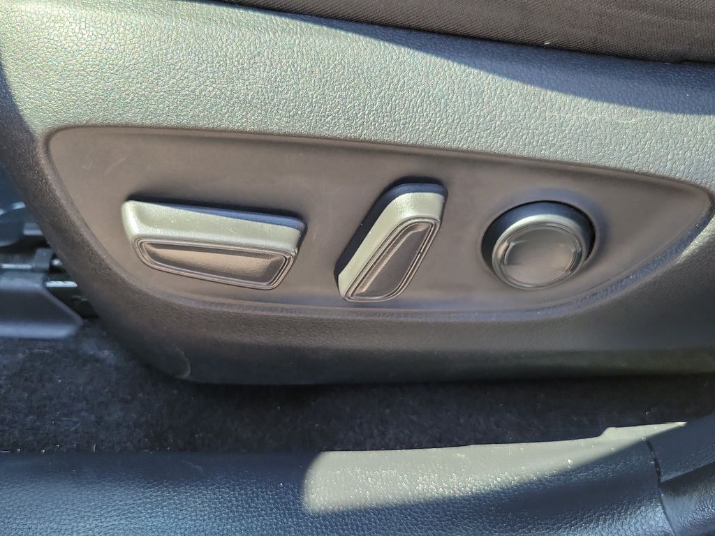 Thumbnail: 2021 Toyota RAV4 - 23