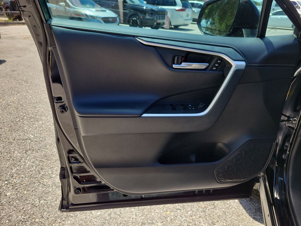 Thumbnail: 2021 Toyota RAV4 - 22