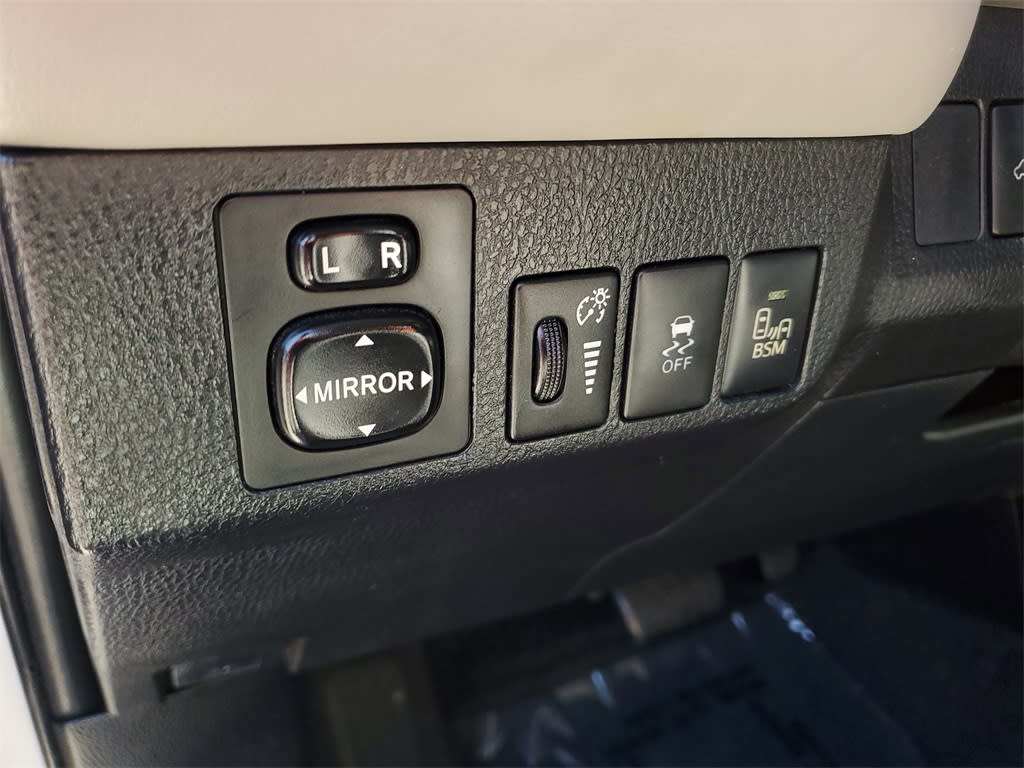 Thumbnail: 2015 Toyota RAV4 - 24