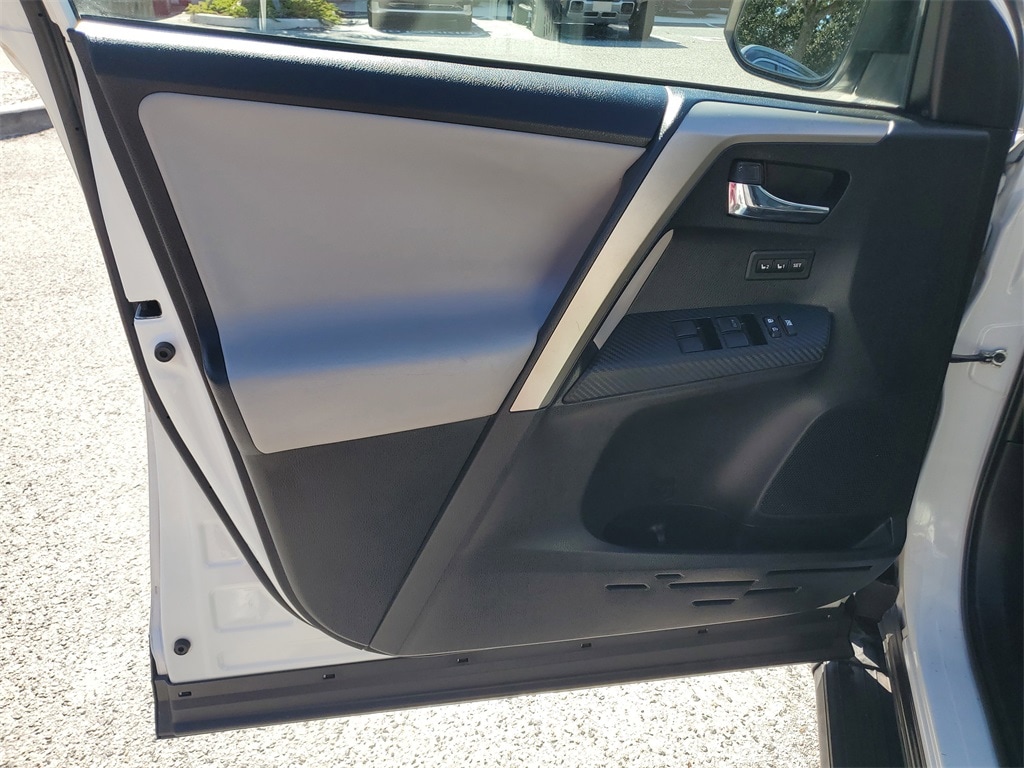 Thumbnail: 2015 Toyota RAV4 - 20