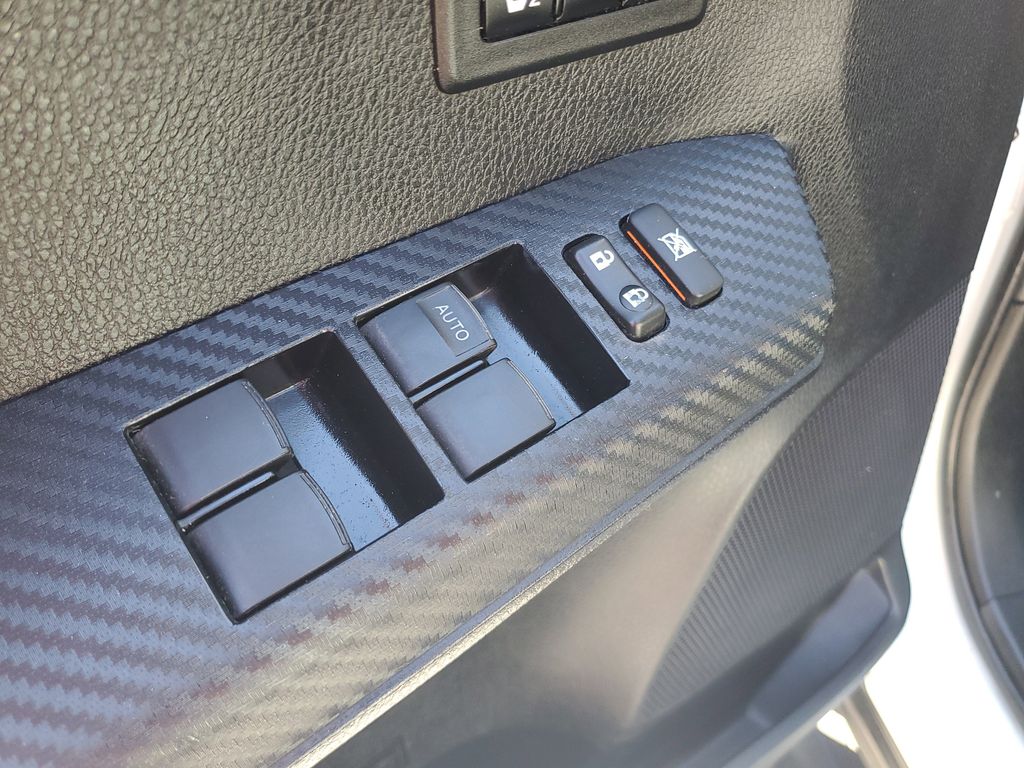 Thumbnail: 2015 Toyota RAV4 - 21