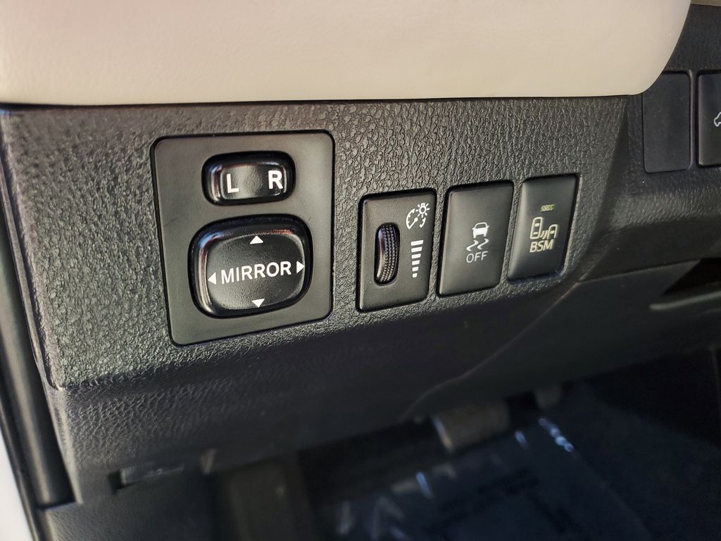 Thumbnail: 2015 Toyota RAV4 - 24