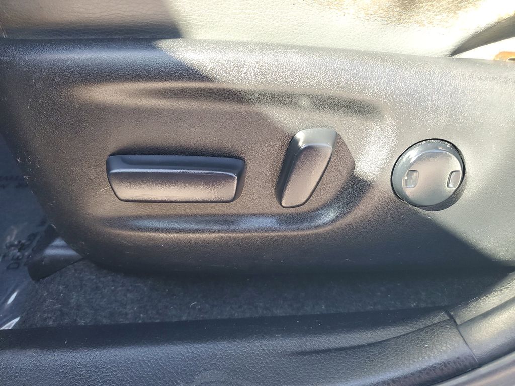 Thumbnail: 2015 Toyota RAV4 - 23