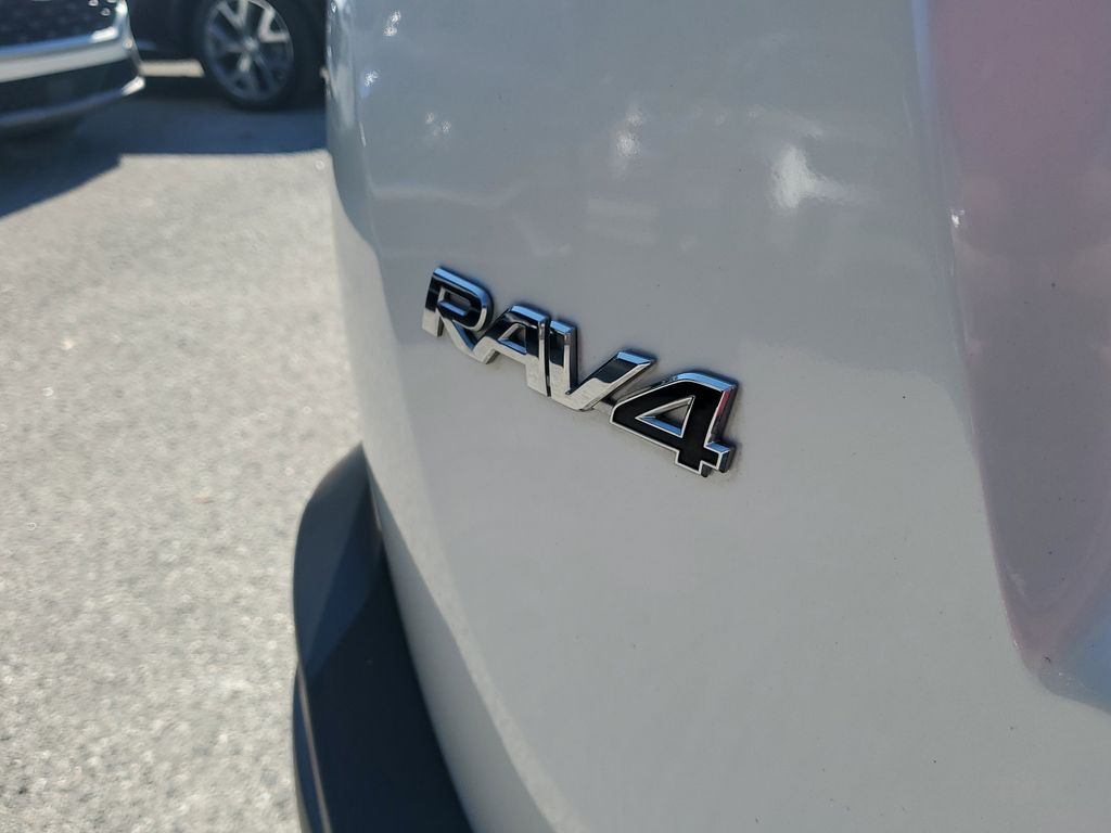 Thumbnail: 2015 Toyota RAV4 - 16