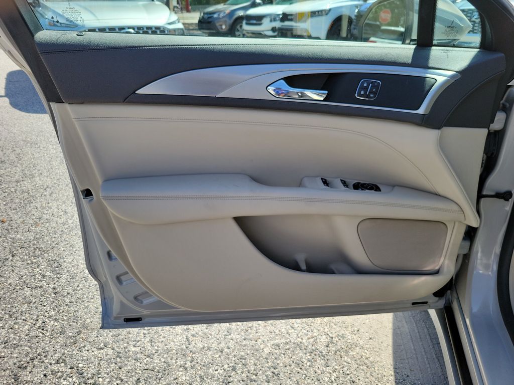 Thumbnail: 2020 Lincoln MKZ - 21