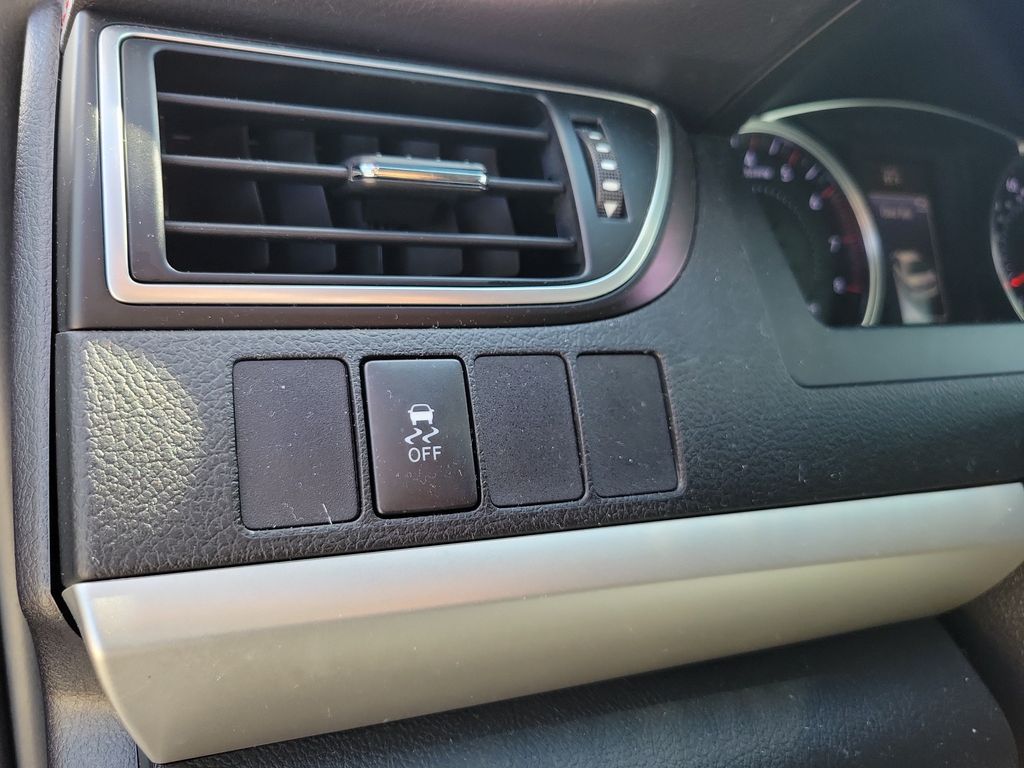 Thumbnail: 2015 Toyota Camry - 23