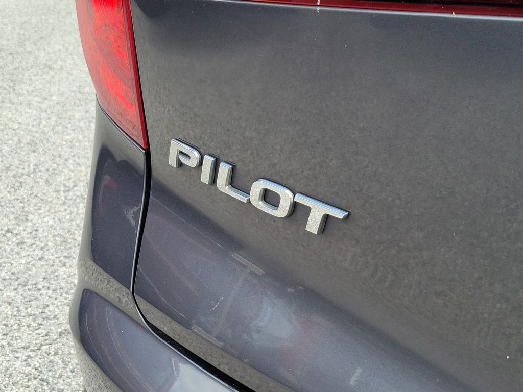 Thumbnail: 2017 Honda Pilot - 14