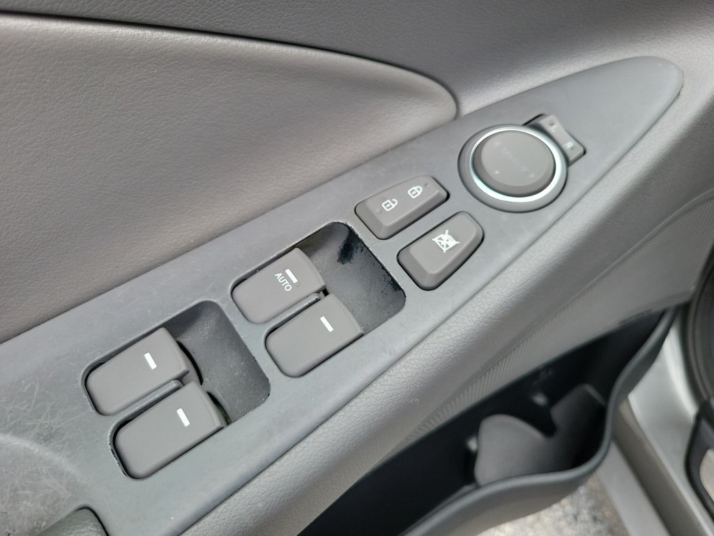 Thumbnail: 2013 Hyundai Sonata - 22