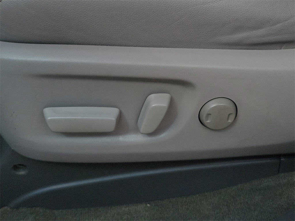 Thumbnail: 2015 Toyota Sienna - 25