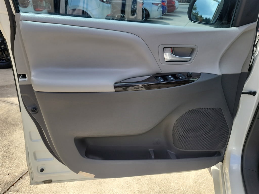 Thumbnail: 2015 Toyota Sienna - 23