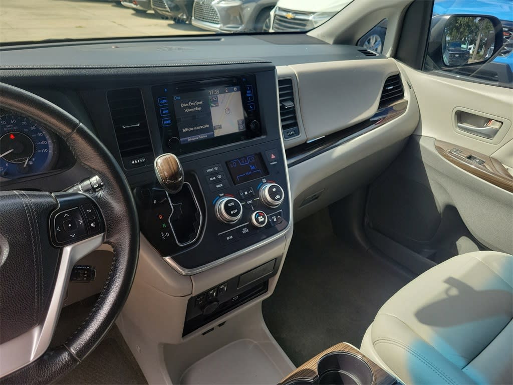Thumbnail: 2015 Toyota Sienna - 32