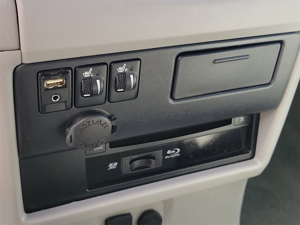 Thumbnail: 2015 Toyota Sienna - 31