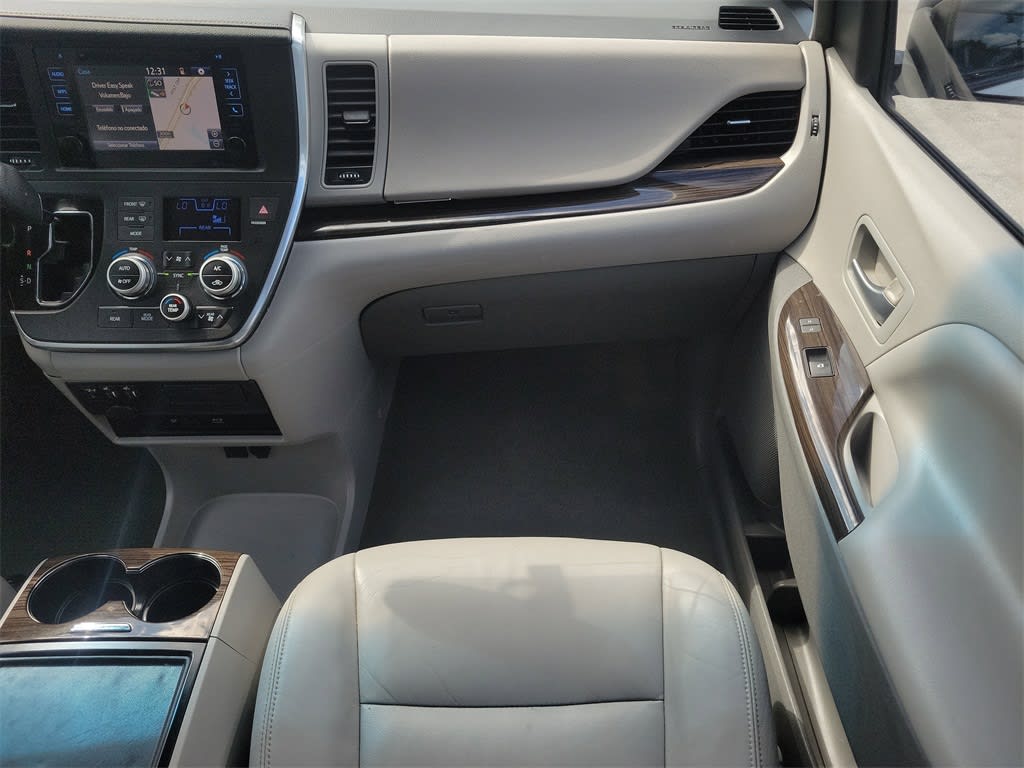 Thumbnail: 2015 Toyota Sienna - 13