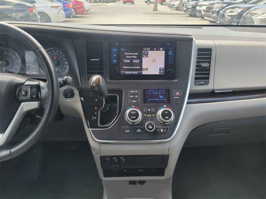 Thumbnail: 2015 Toyota Sienna - 22