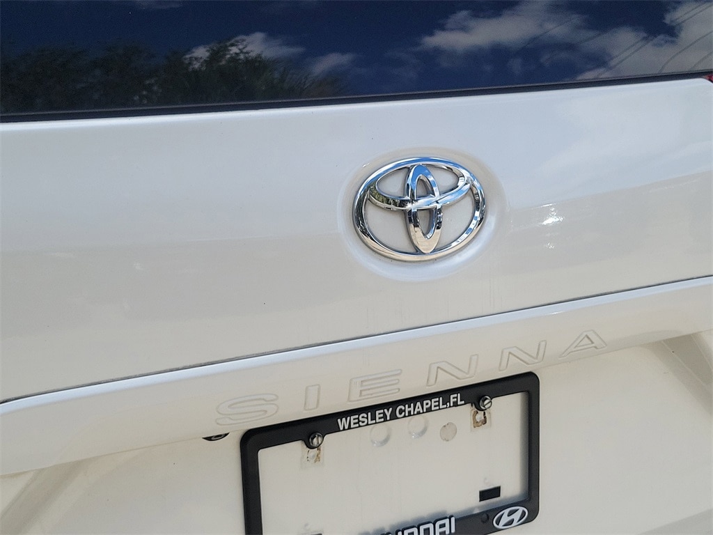 Thumbnail: 2015 Toyota Sienna - 19