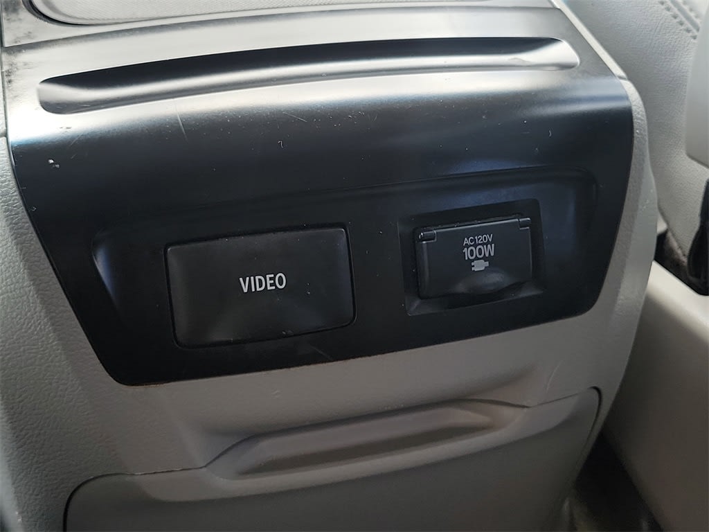 Thumbnail: 2015 Toyota Sienna - 21