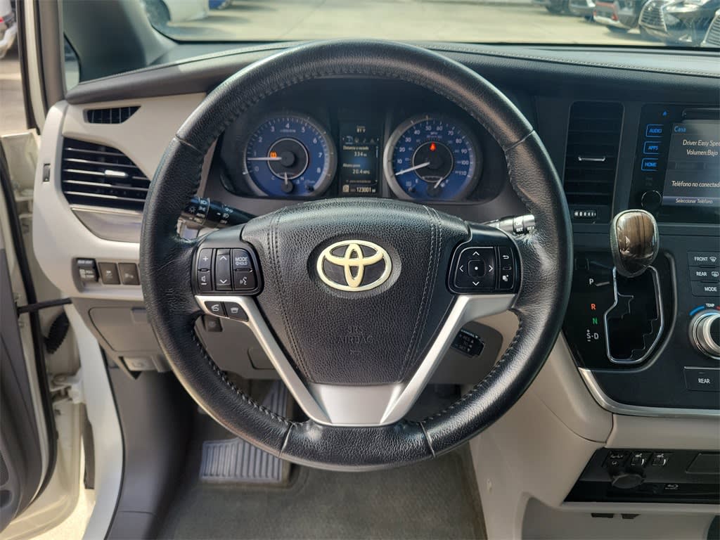 Thumbnail: 2015 Toyota Sienna - 12