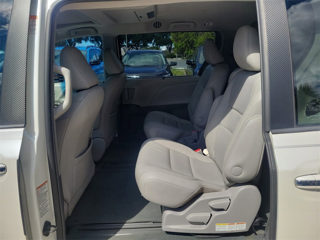 Thumbnail: 2015 Toyota Sienna - 10