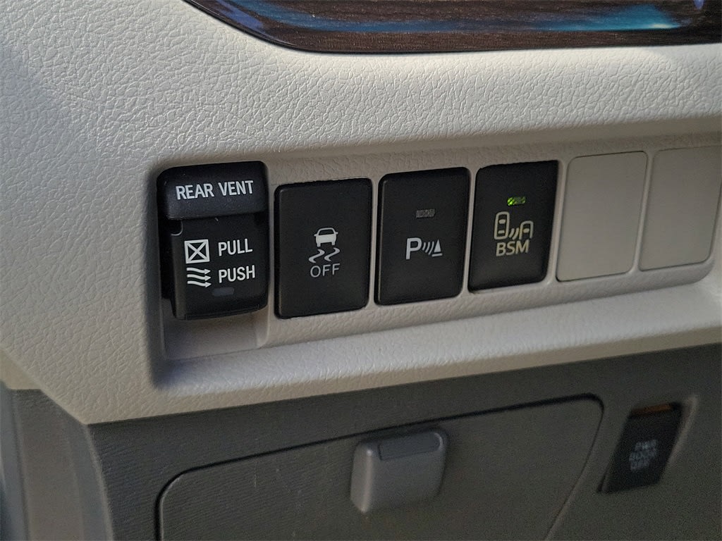 Thumbnail: 2015 Toyota Sienna - 26