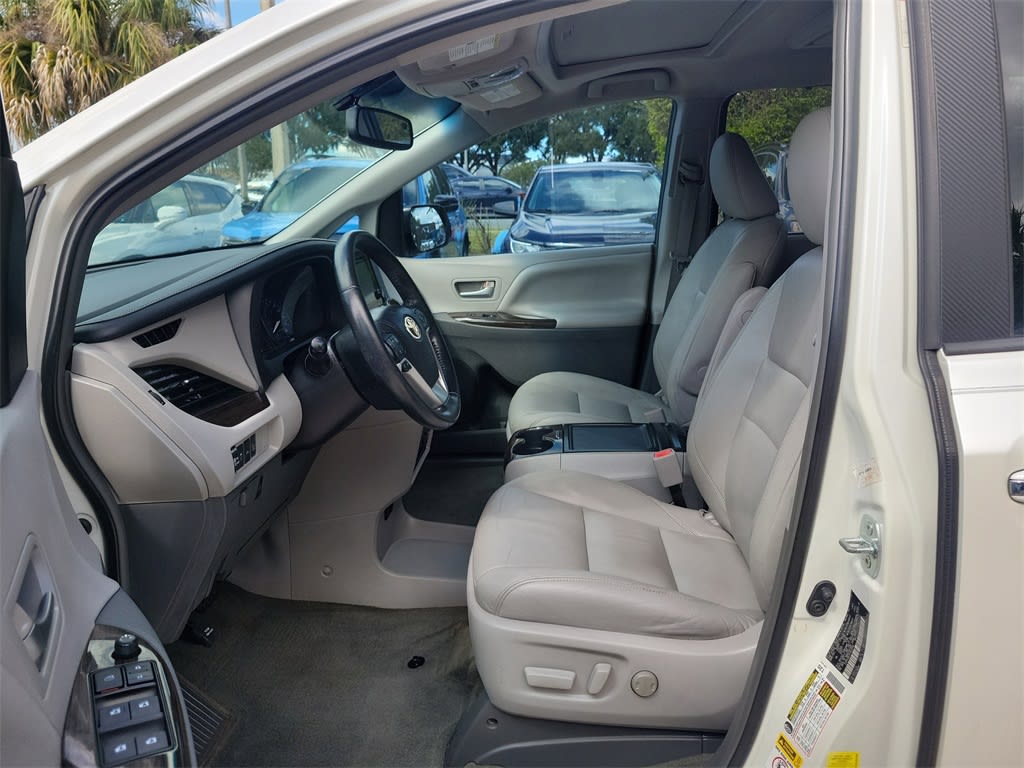 Thumbnail: 2015 Toyota Sienna - 9