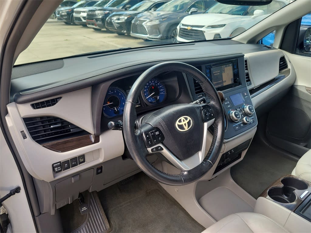 Thumbnail: 2015 Toyota Sienna - 11