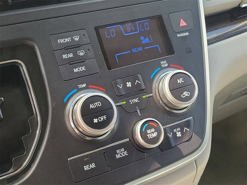 Thumbnail: 2015 Toyota Sienna - 30