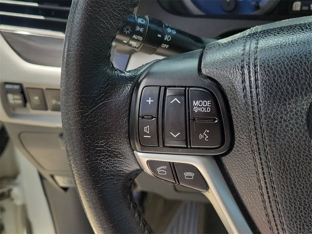 Thumbnail: 2015 Toyota Sienna - 28