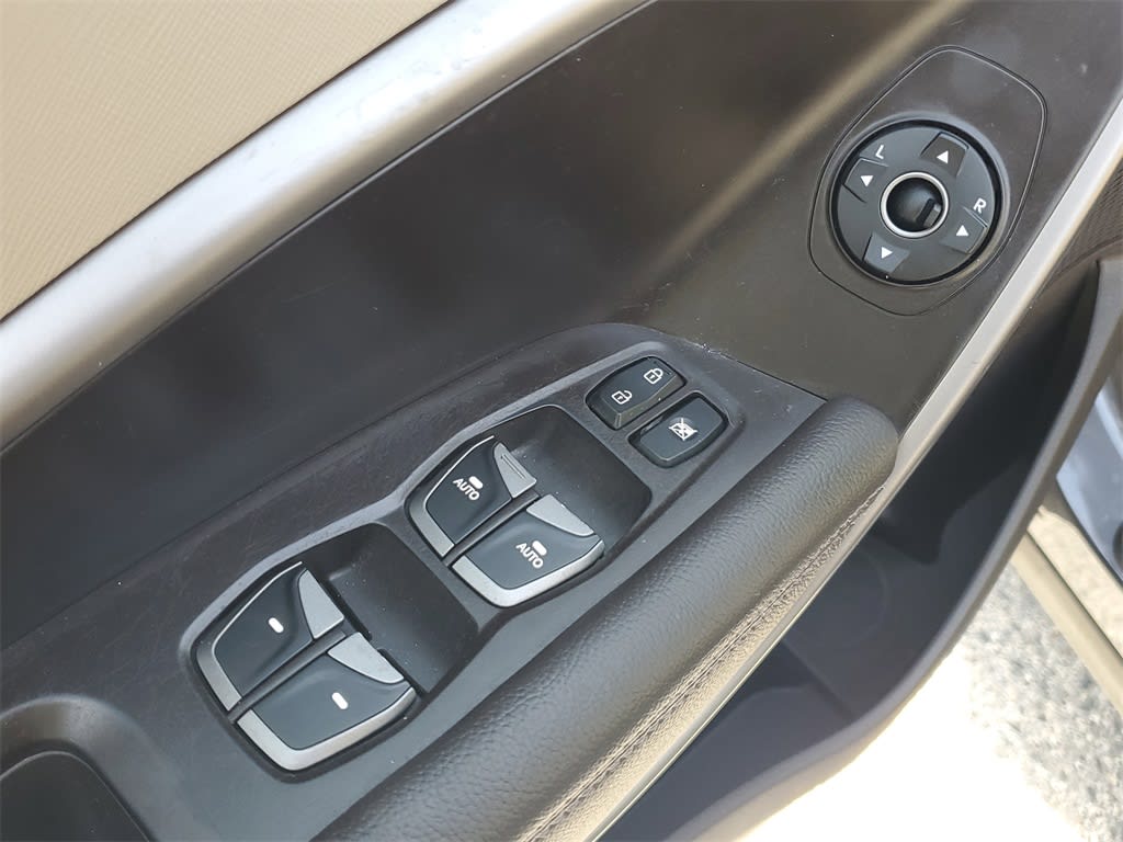 Thumbnail: 2015 Hyundai Santa Fe - 23