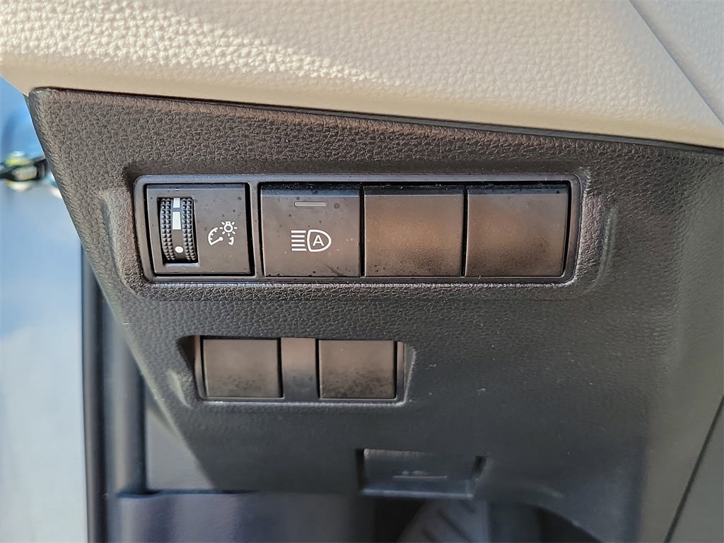 2023 Toyota Corolla Cross L 23