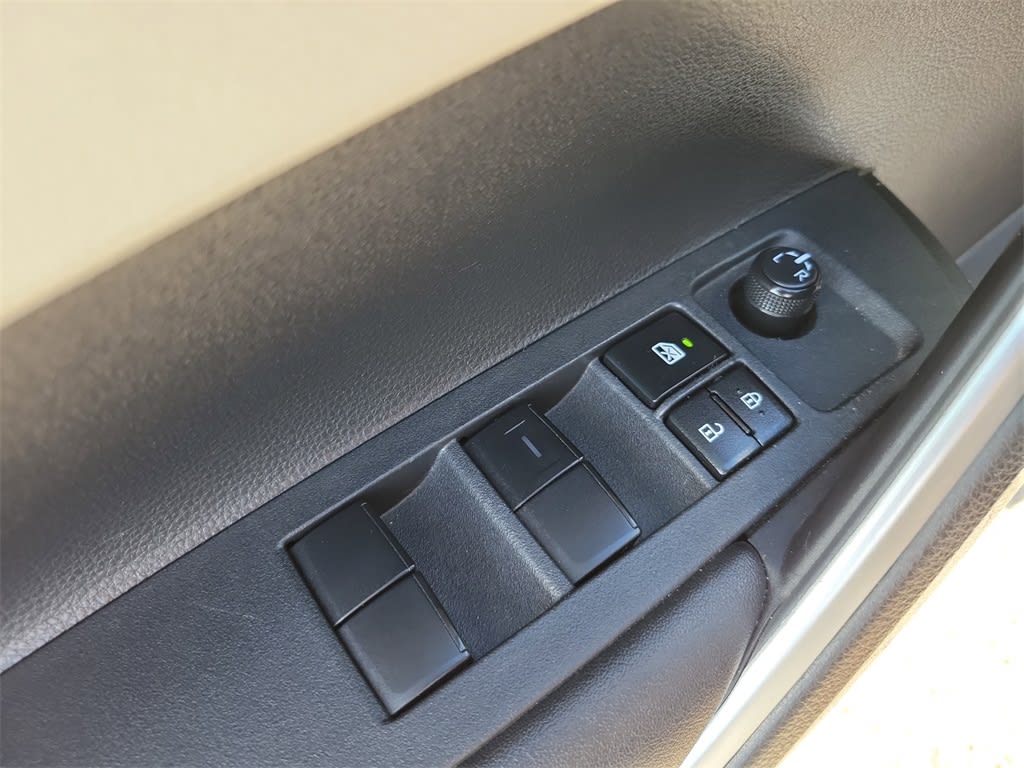 2023 Toyota Corolla Cross L 28
