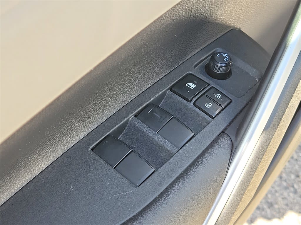 2023 Toyota Corolla Cross L 22
