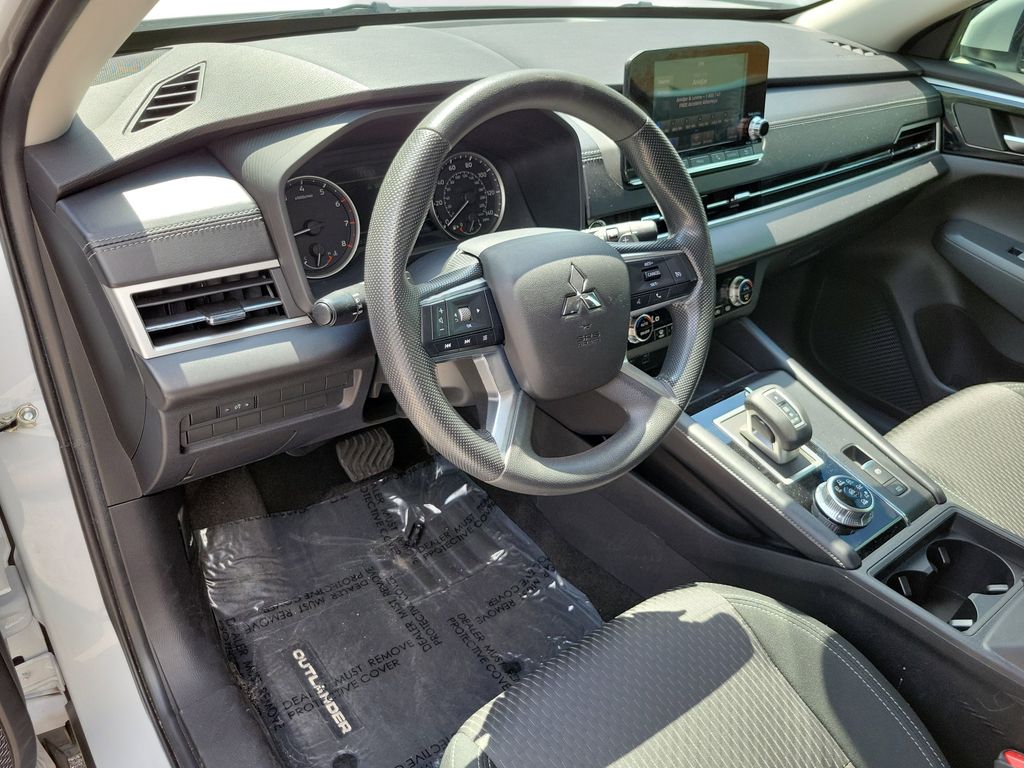 Thumbnail: 2022 Mitsubishi Outlander - 10