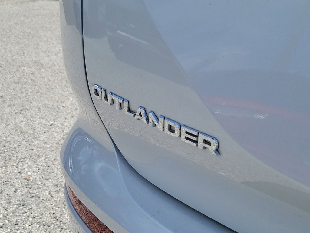 Thumbnail: 2022 Mitsubishi Outlander - 4
