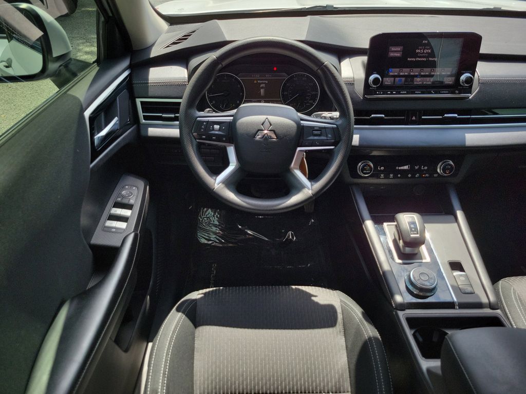Thumbnail: 2022 Mitsubishi Outlander - 9